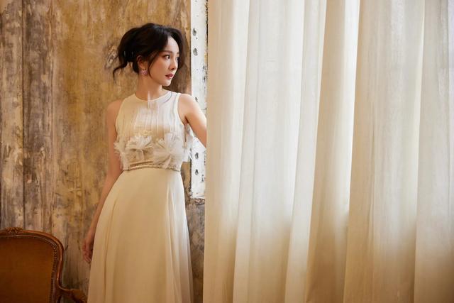 杨幂腰间花朵高定写真,来自大幂幂的视觉冲击