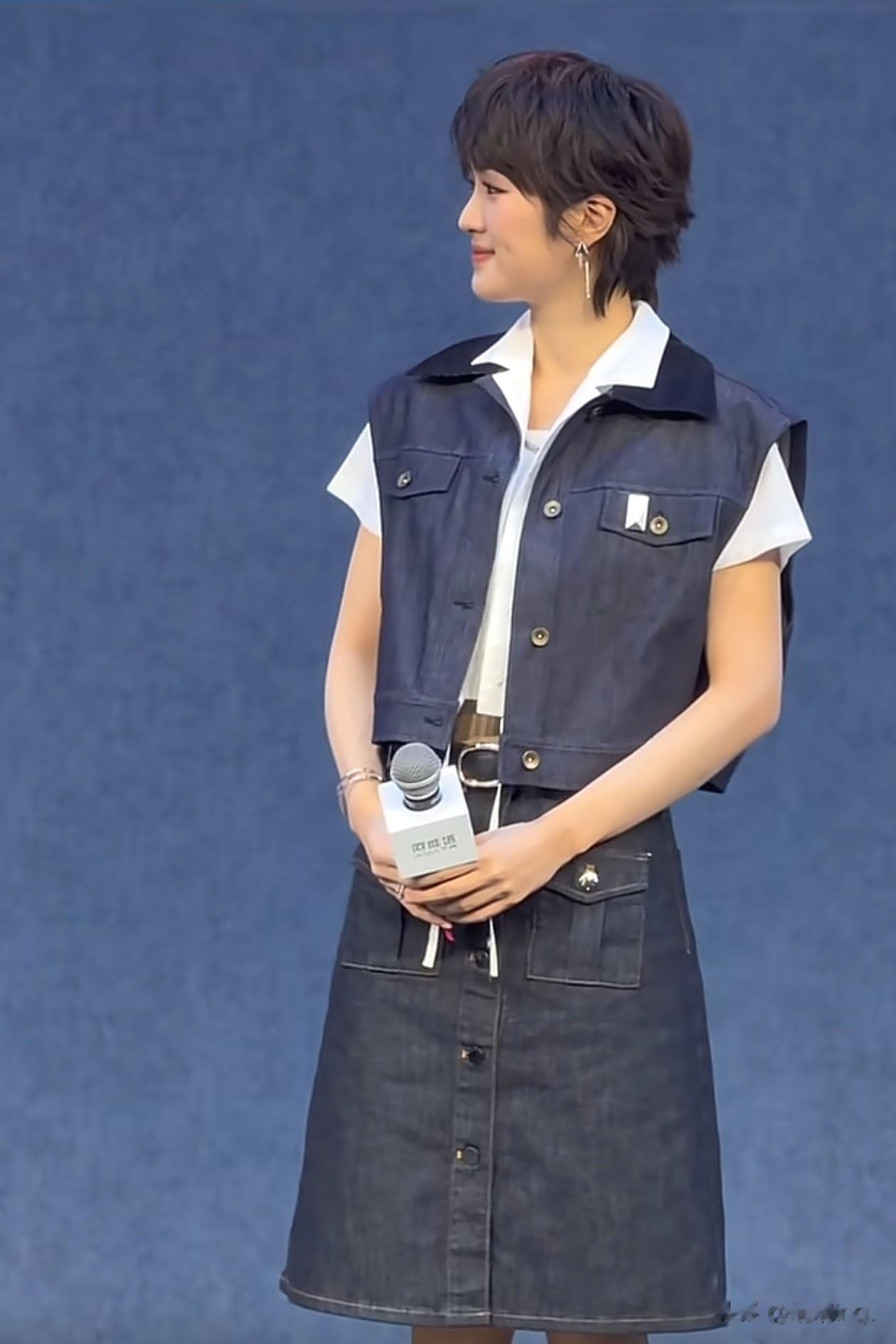 华为二公主姚安娜现身车展！马甲+半身裙+长靴，个比男主持都高