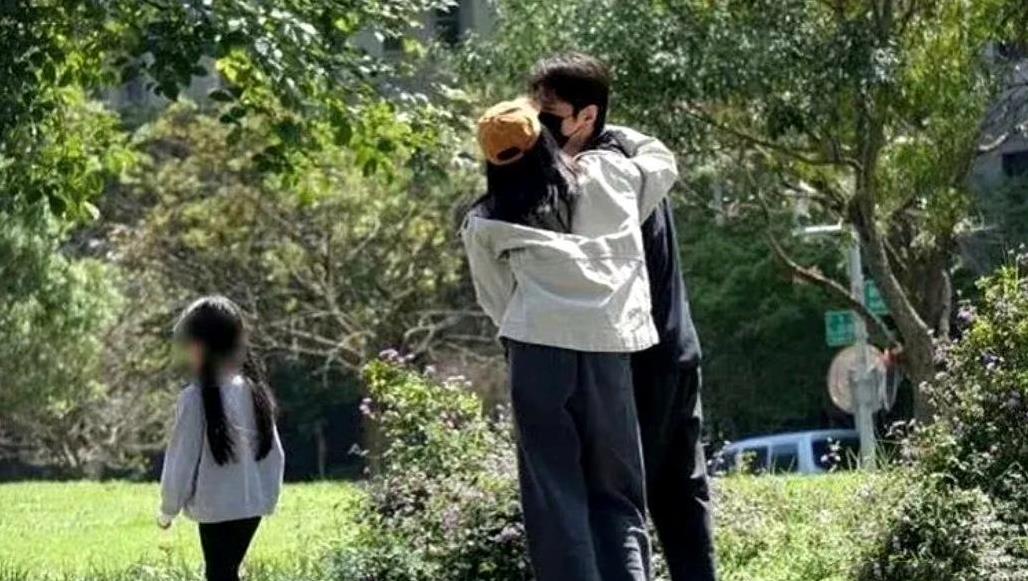 45岁高圆圆近照曝光，素颜状态下很年轻，与丈夫赵又廷接女儿放学