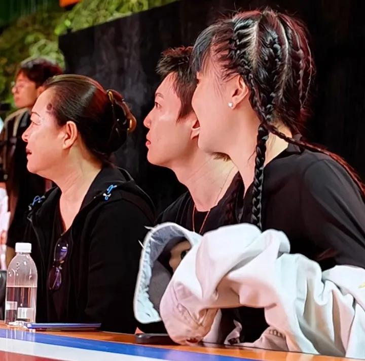 赵大牛举办篮球赛，郭艾伦与赵本山同框，老赵运动服引发争议