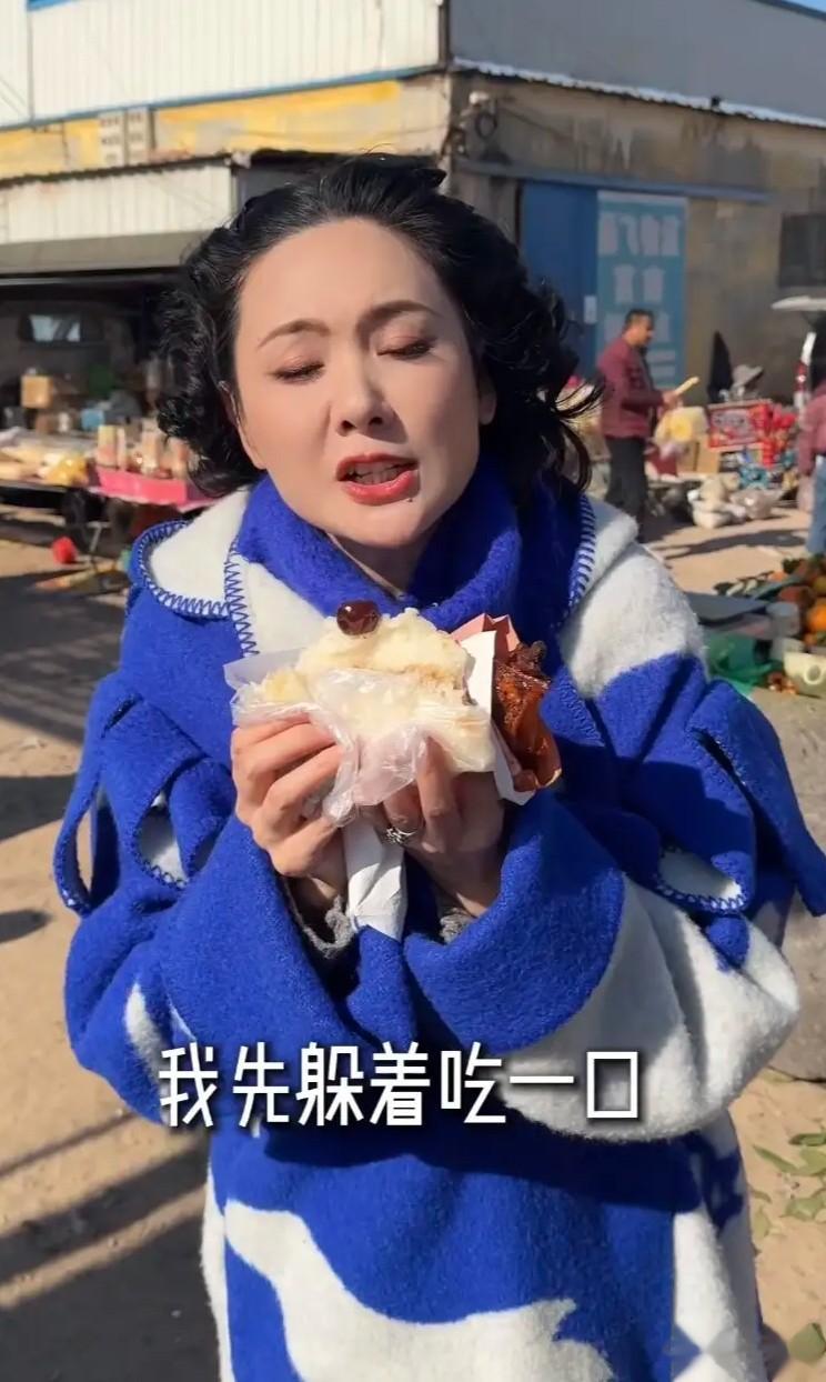 程莉莎在山东集上穿3万大衣买的糖葫芦地瓜糖棍粉丝橙子见到就买