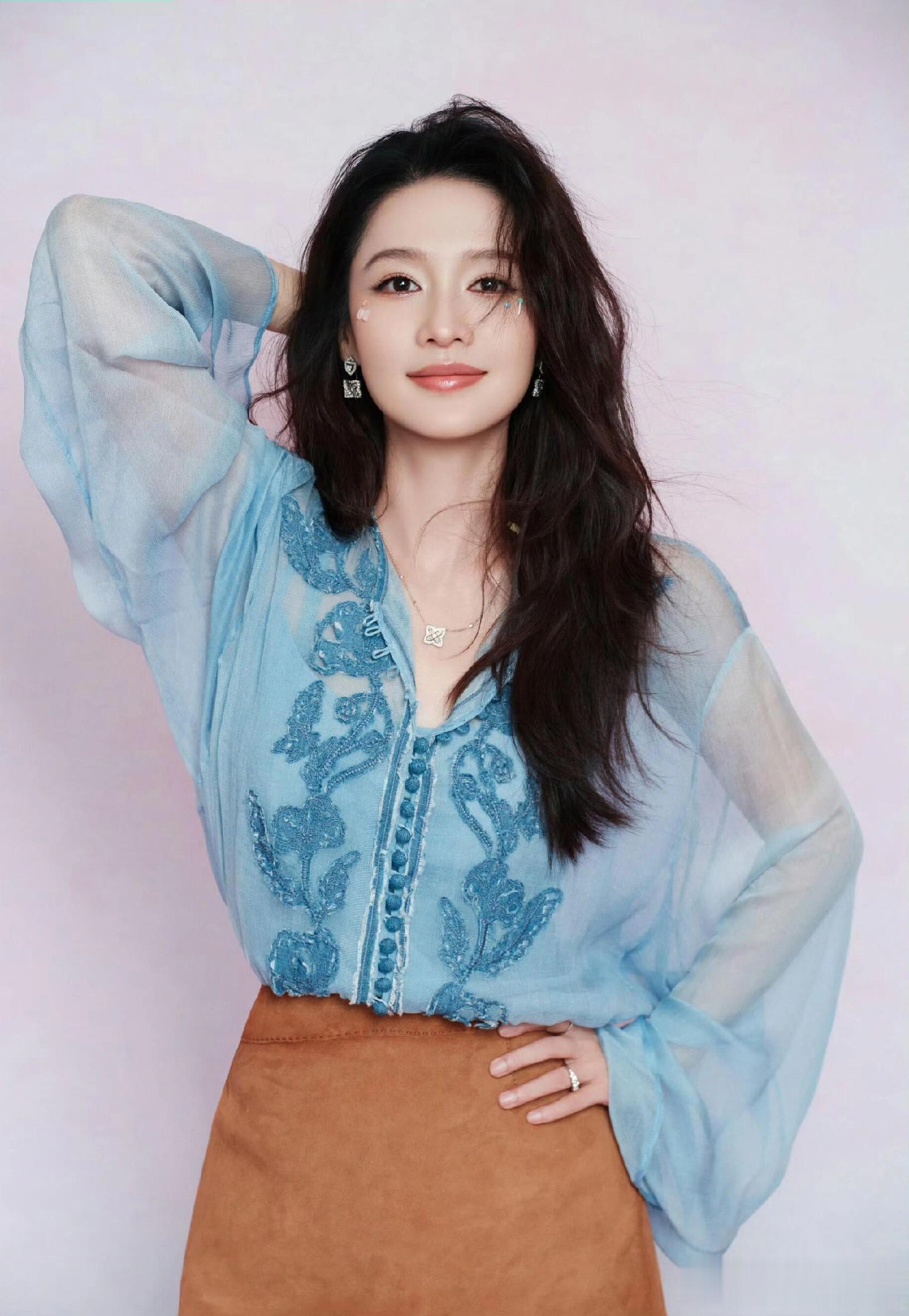 李沁0927生日大片,清冷蓝色系穿搭配微卷发,温柔又气质!