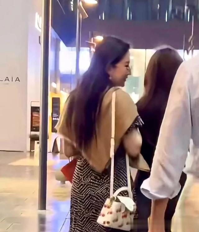 刘亦菲和朱珠一家三口逛街被偶遇朱珠的腰竟然比刘亦菲的还细