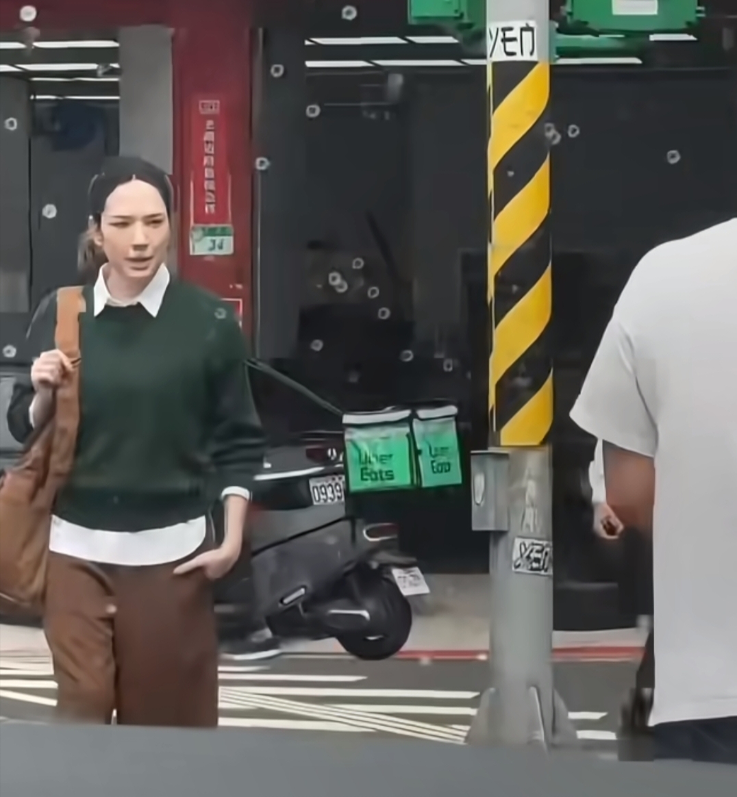 台北偶遇许玮甯复工拍摄，她产后才2个月，胖了不少但脸还是很美