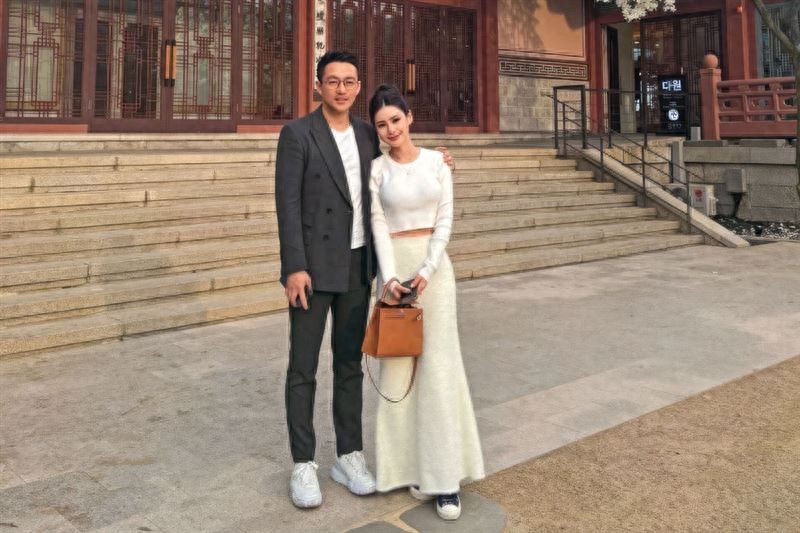 马筱梅带孩子逛台北！小腹隆起太显眼，玥霖争着划船不让后妈受累