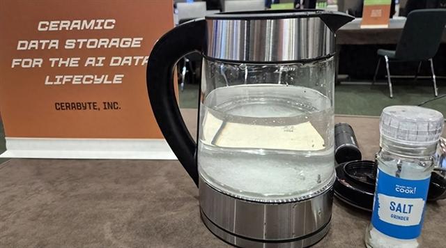 完爆SSD!新型玻璃硬盘寿命5000年:盐水煮沸、烤箱烘烤完好无损