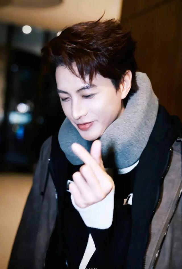 何健麒早就说过自己是一片废墟 随时都会塌房 可网友不信 这下打脸了