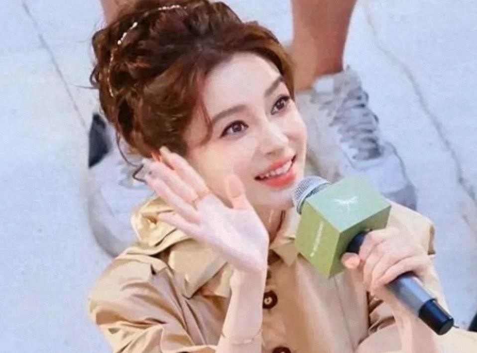 落毛凤凰不如鸡！吃完黄晓明“红利”的杨颖，又回到了她的\怪圈\