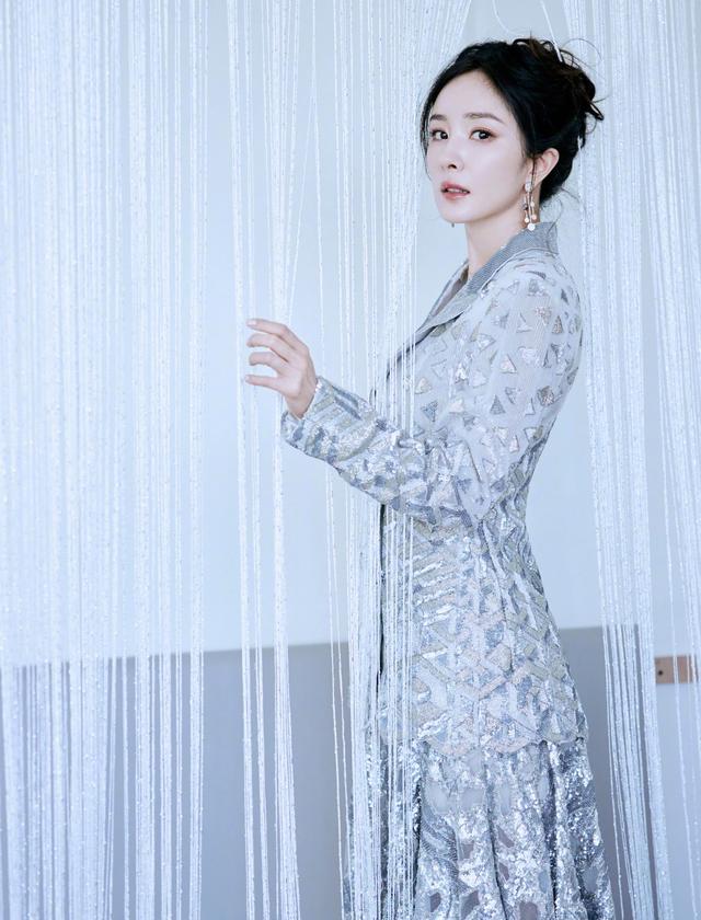 杨幂白色礼服，满屏大长腿