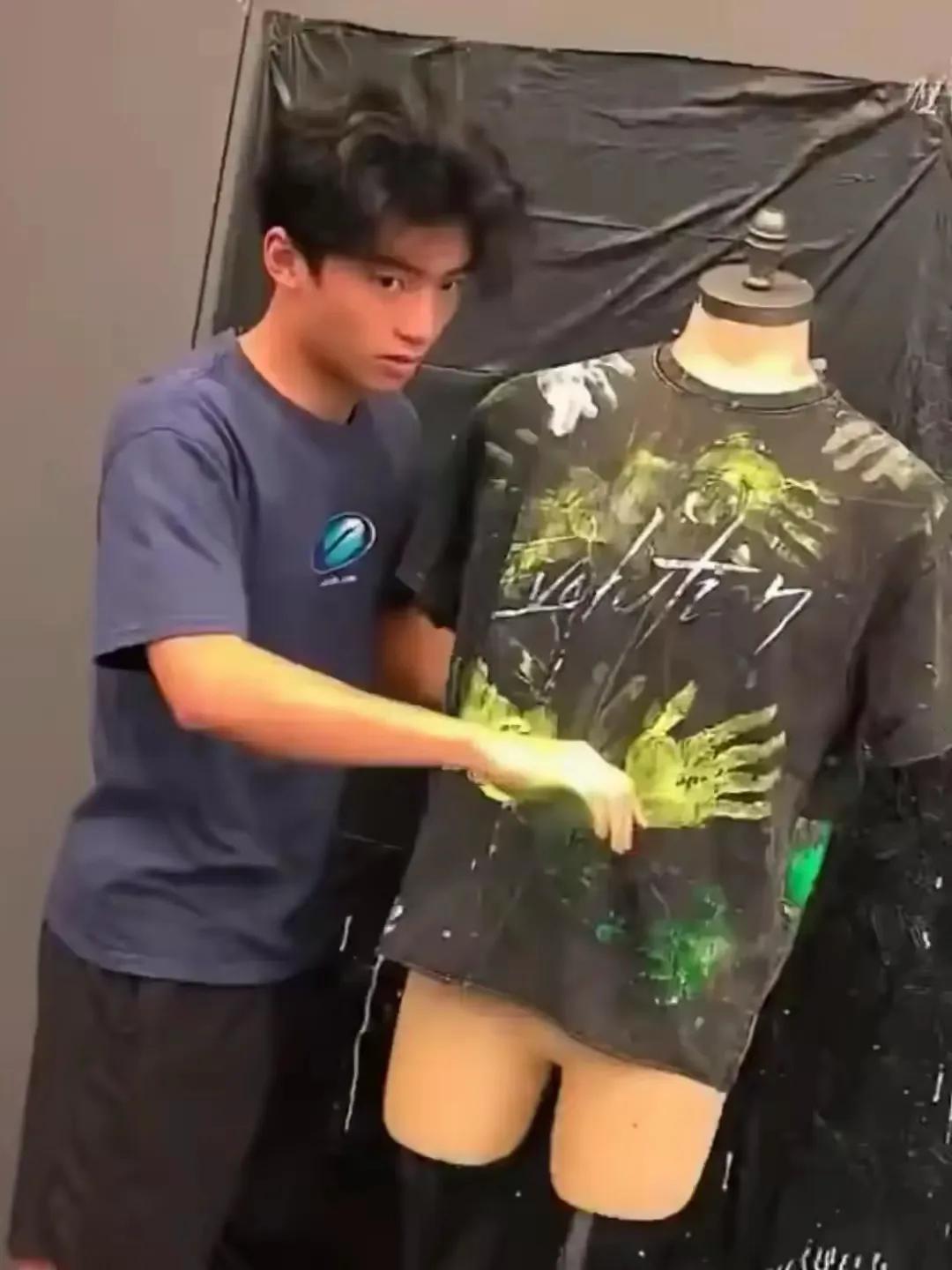 偶遇谢霆锋大儿子在深圳滑雪，18岁Lucas太像爸爸，笑起来好温柔