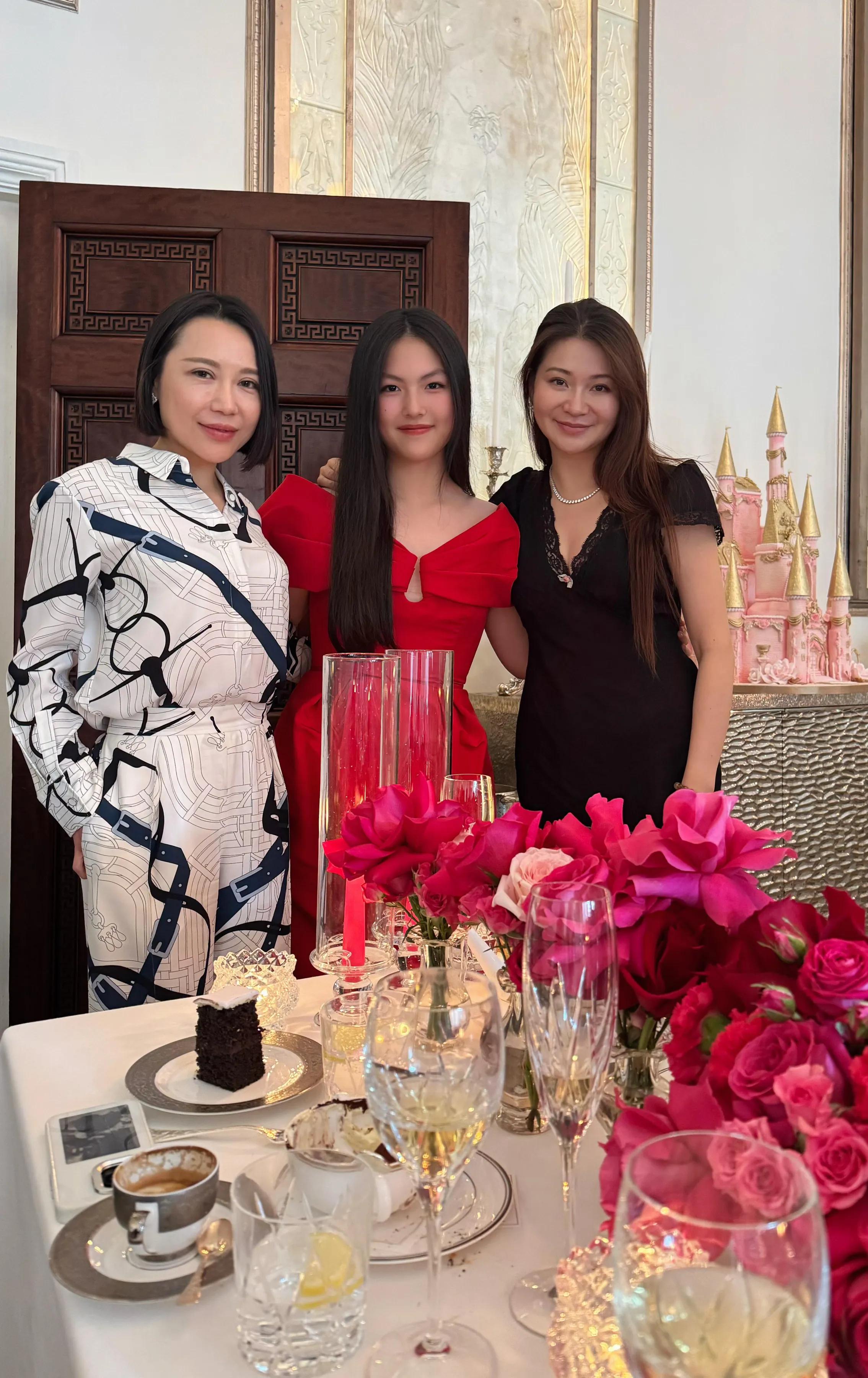 李湘给王诗龄办16岁生日宴，王诗龄穿红裙坐迈巴赫，王岳伦陪着她