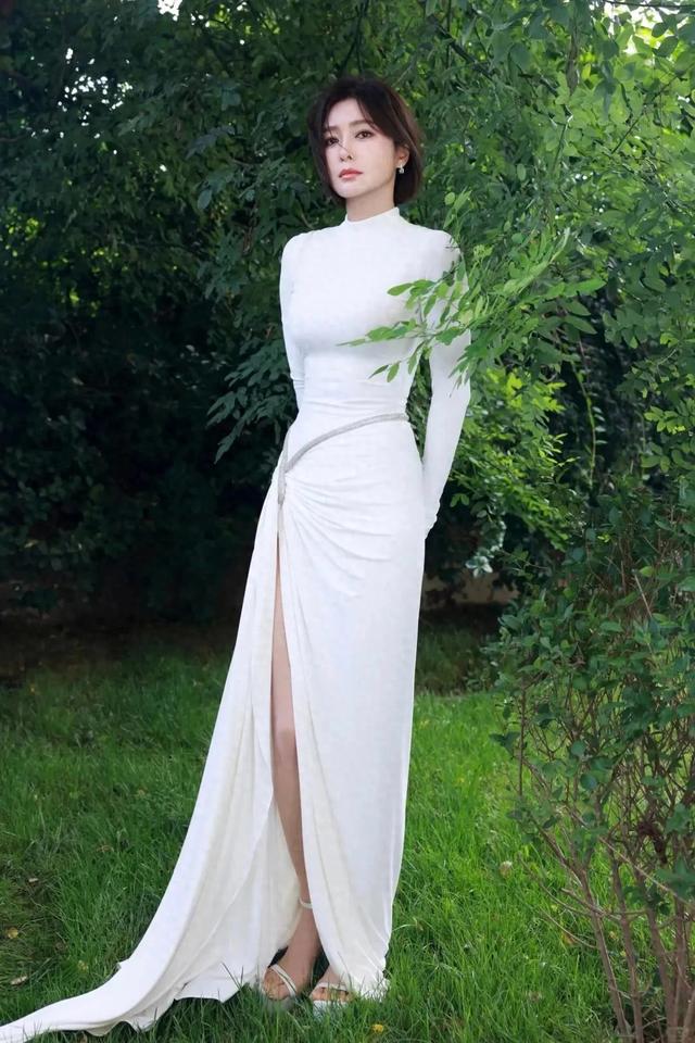 秦岚紧身长裙,太显身材了