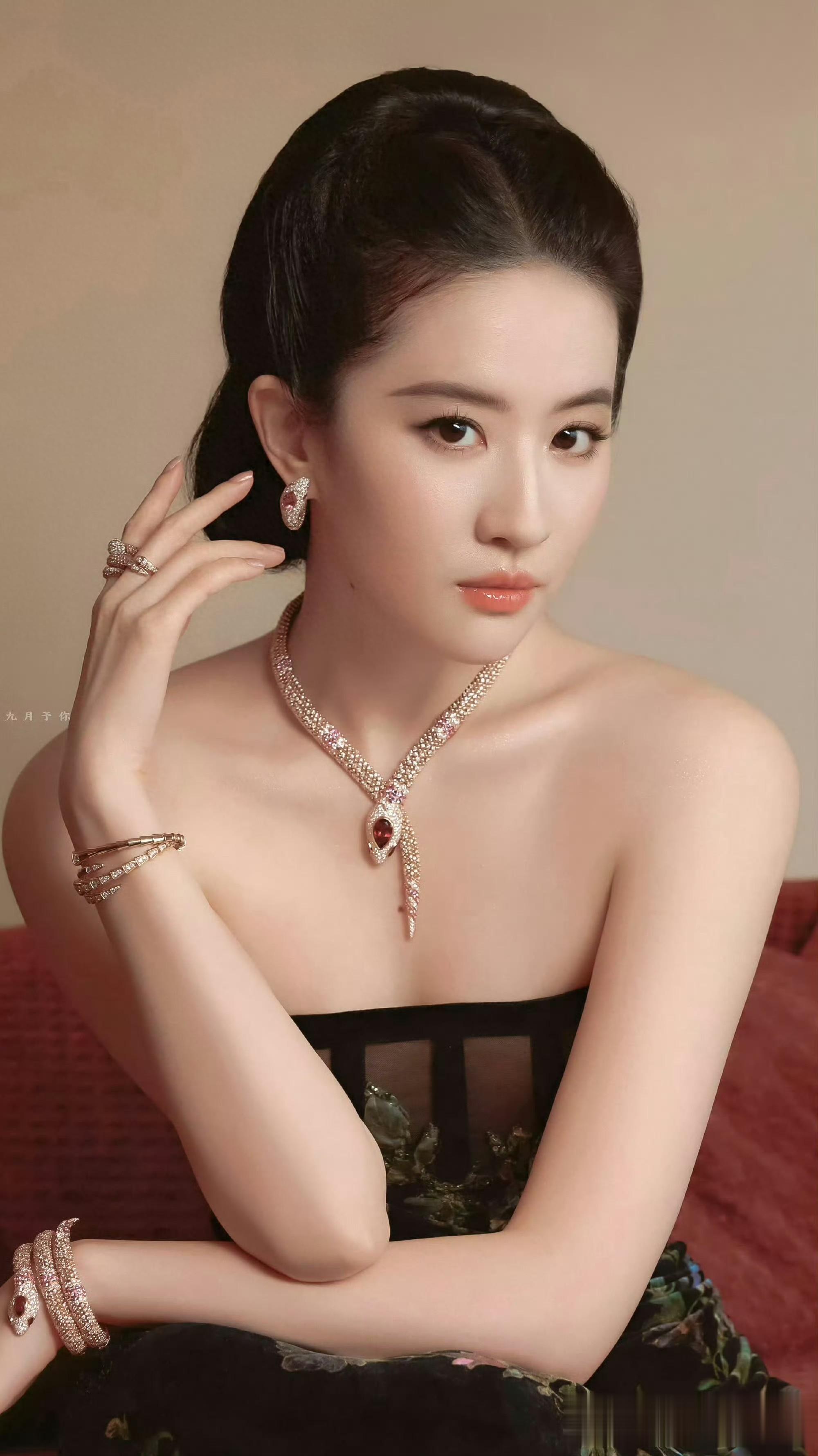 刘亦菲华贵珠宝大片：复古裙装与蛇形钻饰碰撞，尽显优雅贵气！