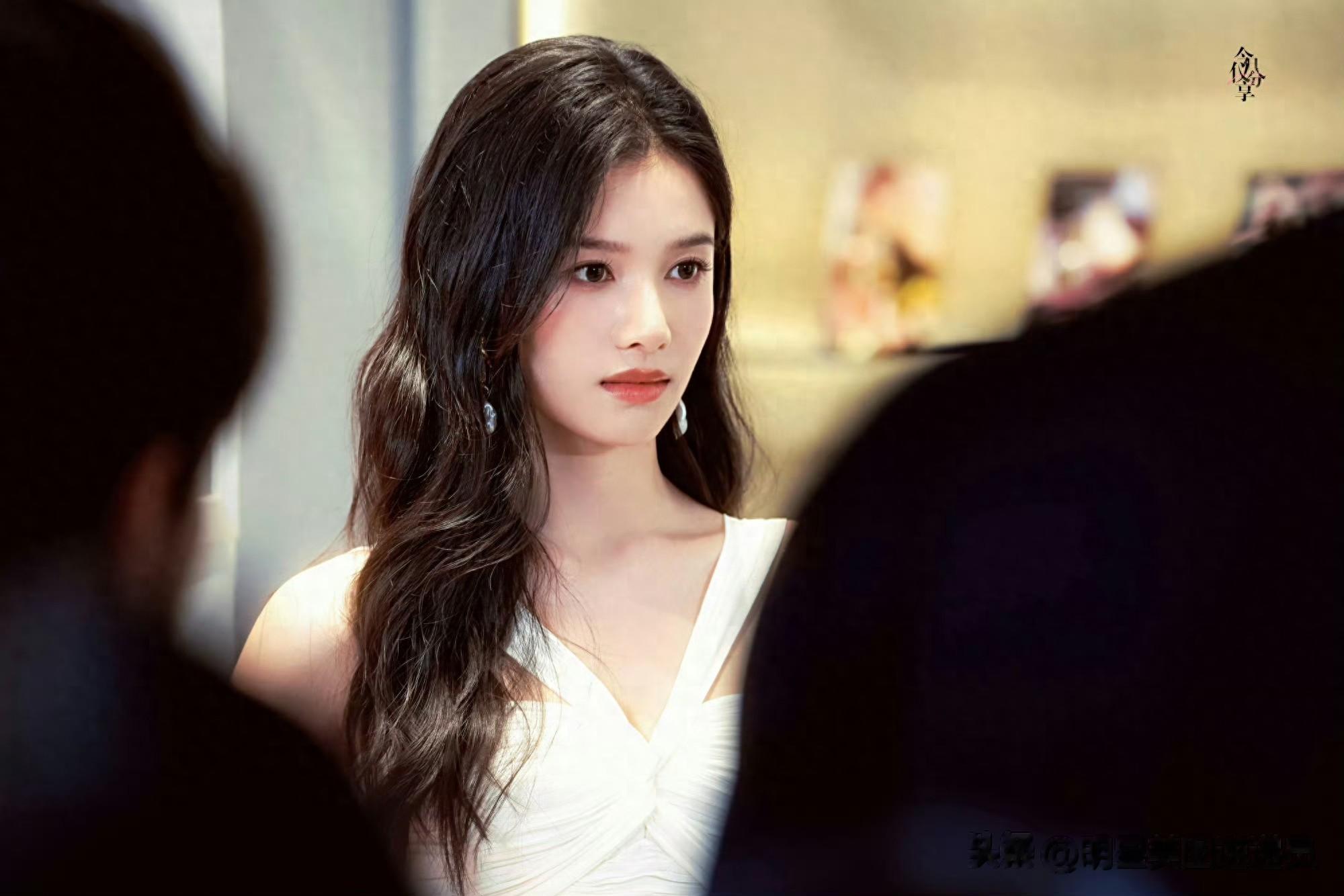 张婧仪白裙造型亮相活动，优雅灵动尽显温婉气质