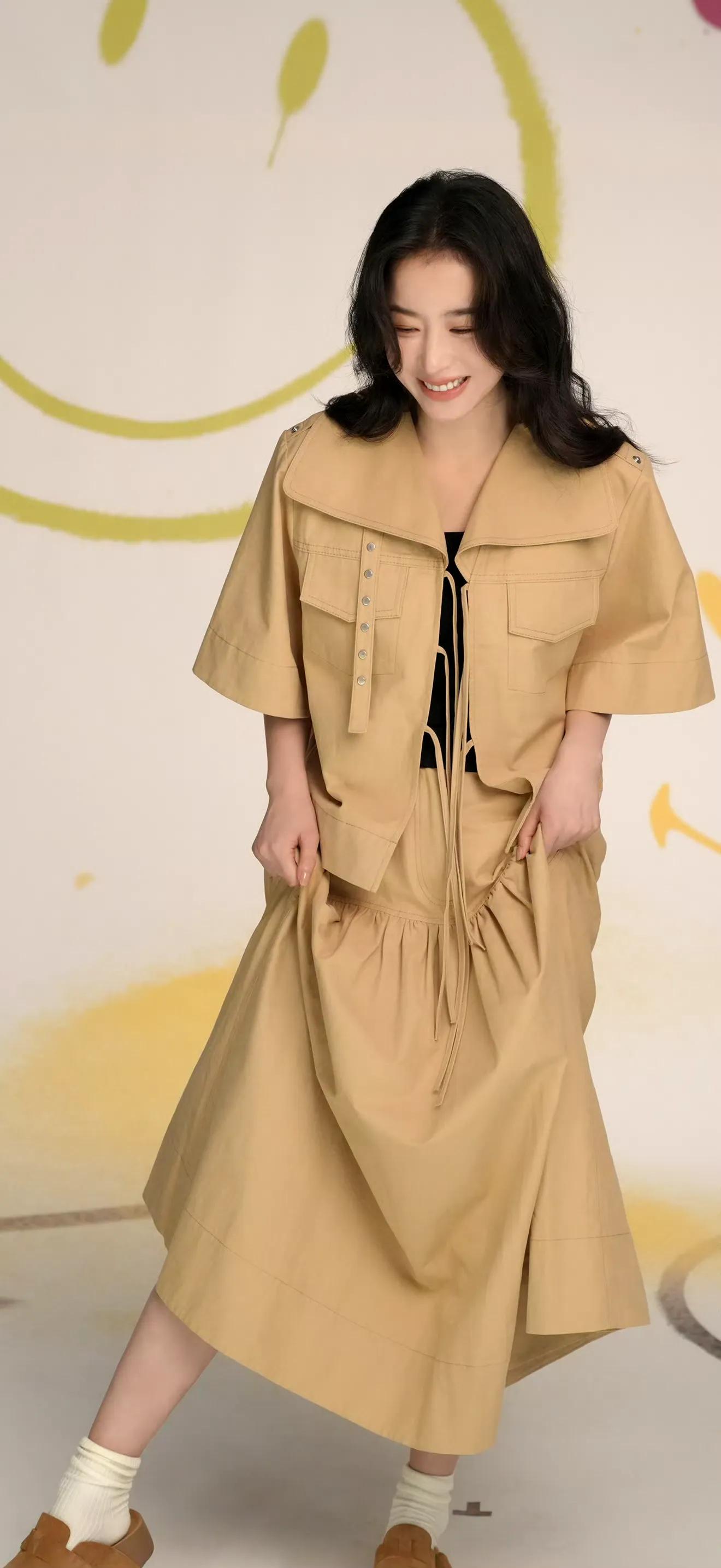 周雨彤松弛感满满壁纸