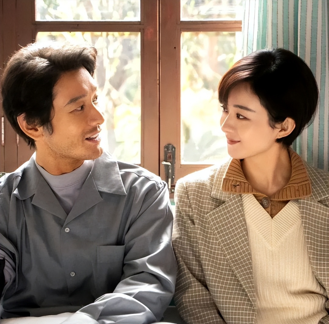 杨颖没想到，《小城大事》开播仅3天，黄晓明就走上另一条上坡路