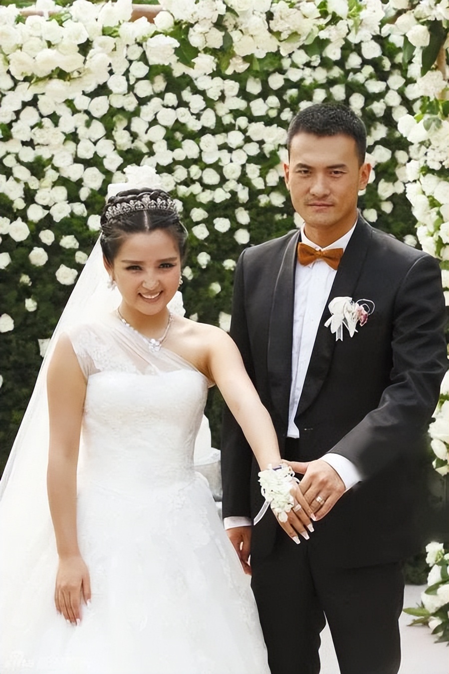 何洁回贵州过节!丝袜起褶被嘲土气,P图翻车双腿粗细不同真尴尬