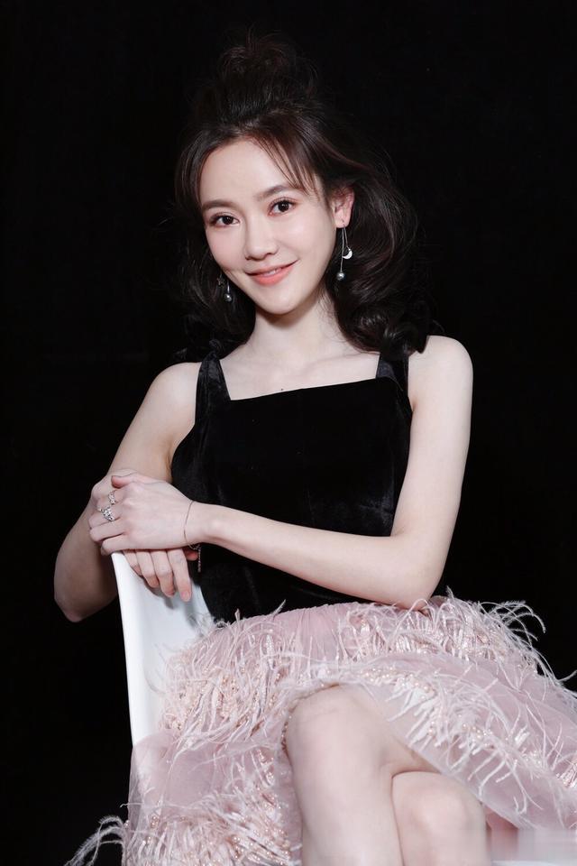 撞脸吴倩、搭档靳东、成毅不温不火，如今搭档欧豪终于火了