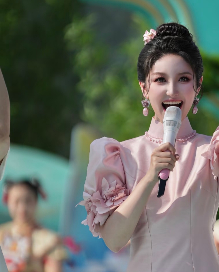 严尚嘉一袭粉色旗袍配古典盘发，《国风超有戏》里美成画中人