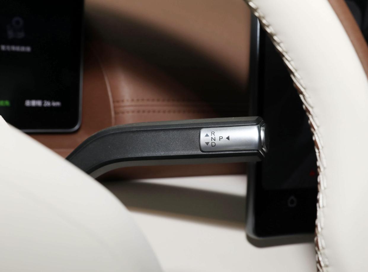 又一国产旗舰轿车，车长5018mm，激光雷达+NOA领航辅助，支持快充