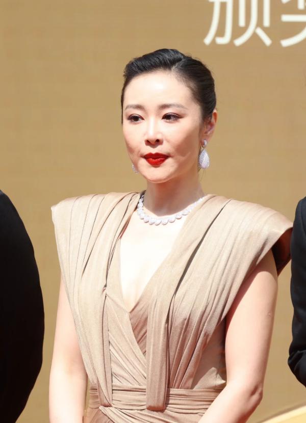 上海红毯，李沁好肿，朱珠太惊艳，张予曦皮包骨，高叶穿了像没穿