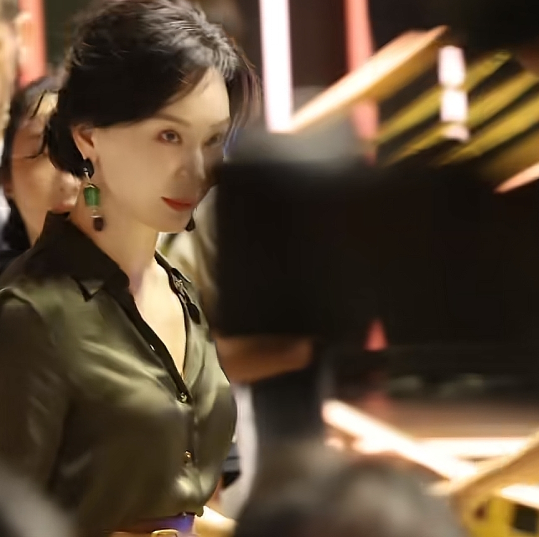 48岁陈数一袭绿色衬衫出席电影节,美目太勾人,林保怡眼神亮了