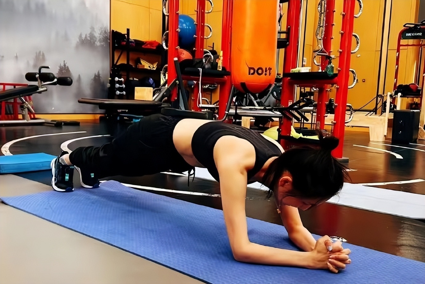 41岁佟丽娅新换了长直发年轻10岁,穿一身高级黑,美得像换了个人