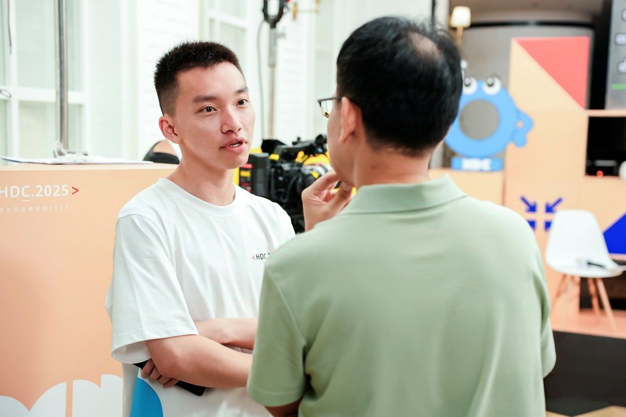 鸿蒙开发者聚乐部:端侧AI、全场景与隐私安全三重突破