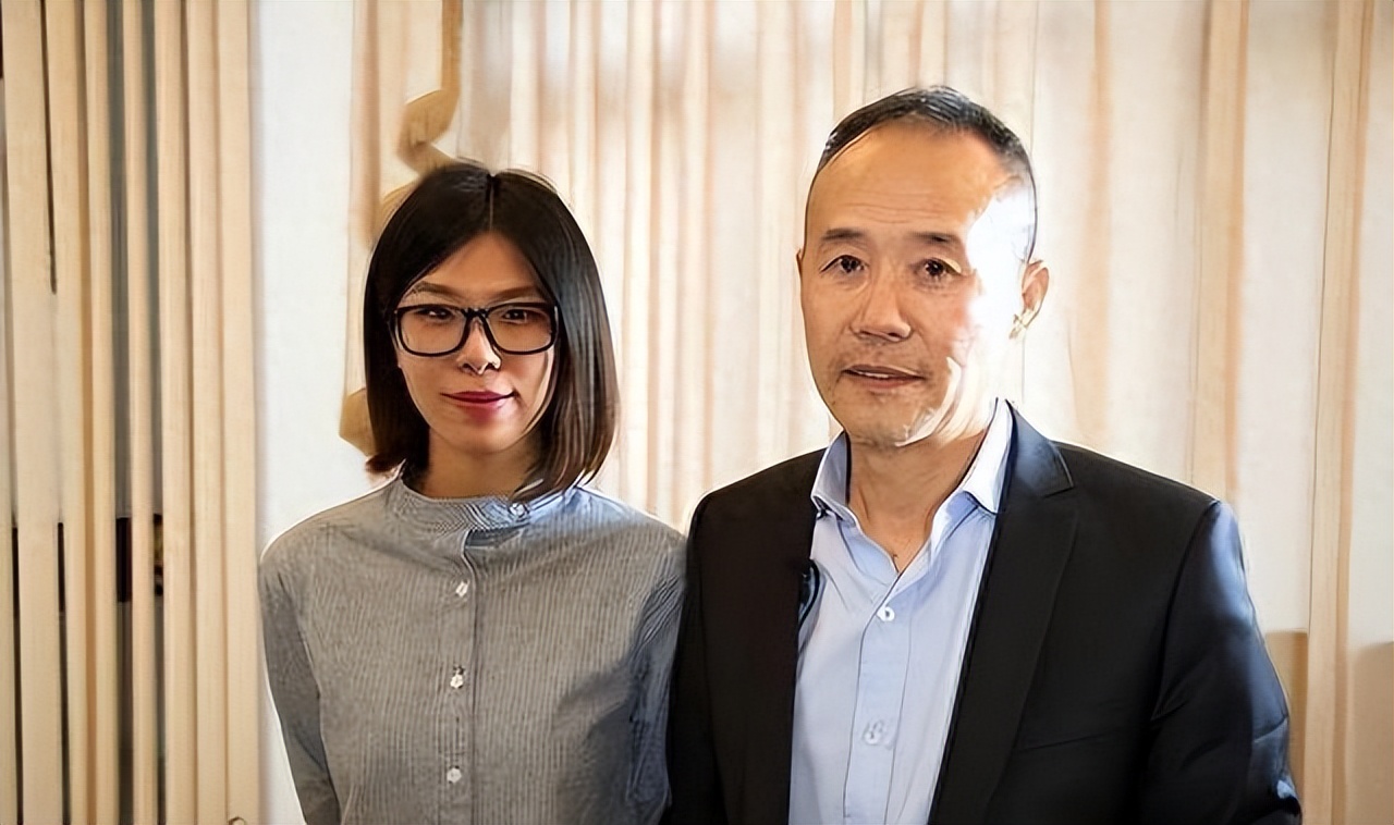 王石小女儿罕见现身！是个学霸6岁会洗碗，田朴珺在家陪娃包饺子