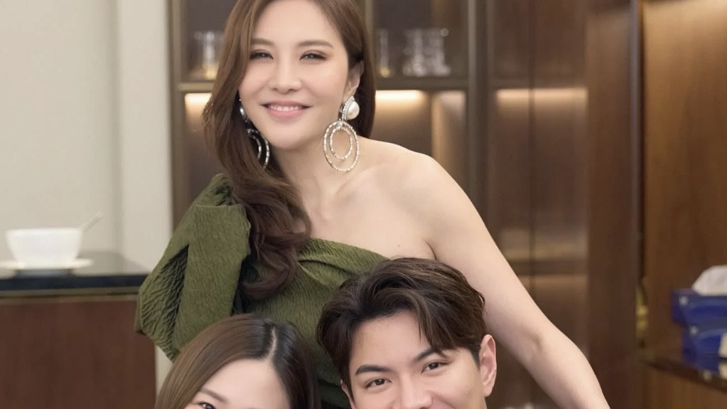 TVB力捧小生与绯闻女友现身派对，头贴头合照被指太有夫妻相