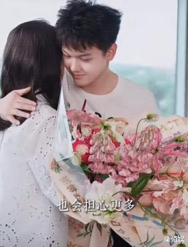 王艳晒19岁儿子，球球暑期狂健身大变样，长成180倒三角肌肉型男