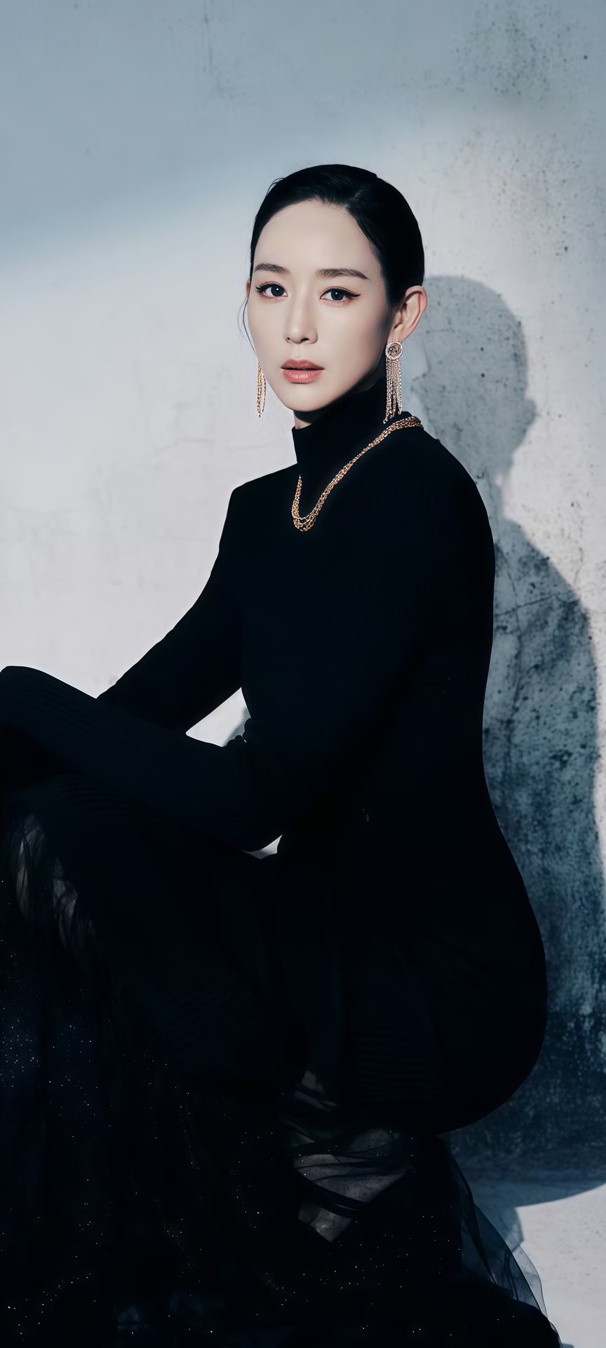 张钧甯黑裙氛围感大片，慵懒随性气质拉满