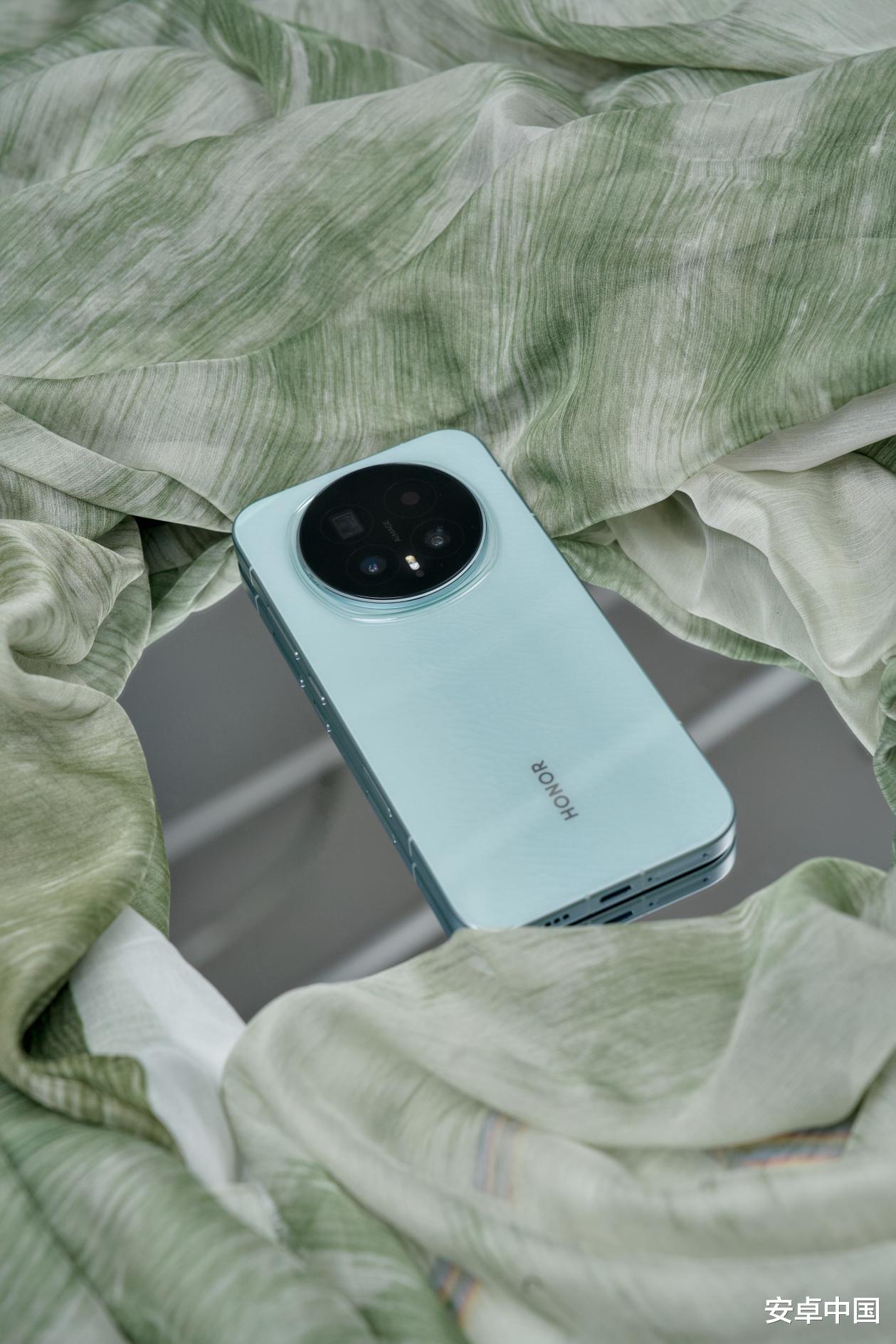 榮耀Magic8圖賞：超絕天青釉，窄邊藏巧思