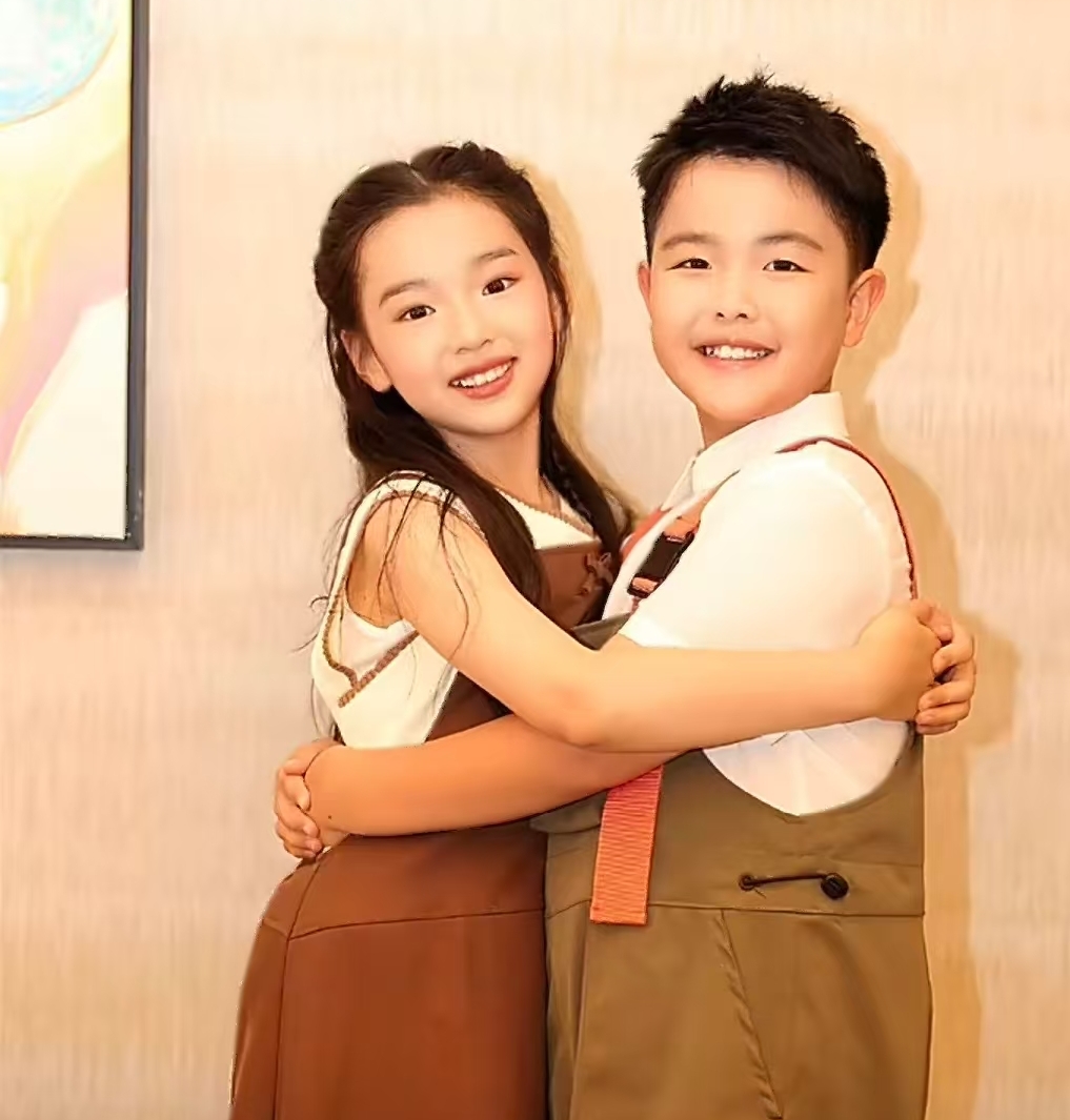 佟丽娅给小酒窝和朵朵定娃娃亲惹争议，大声吆喝：近水楼台先得月