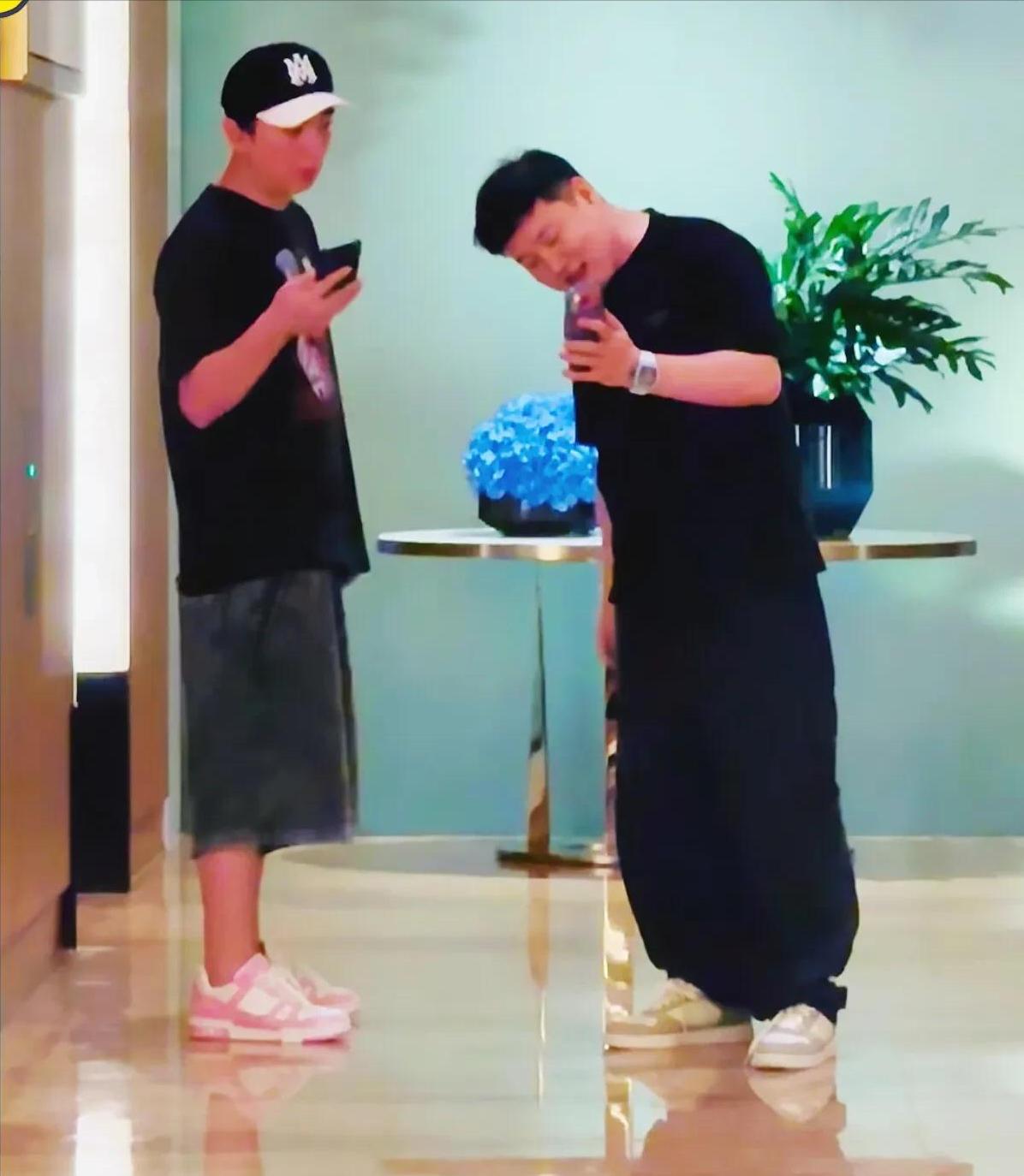 王思聪新加坡酒店被偶遇,整个人消瘦不少!穿衣打扮被嘲消费降级