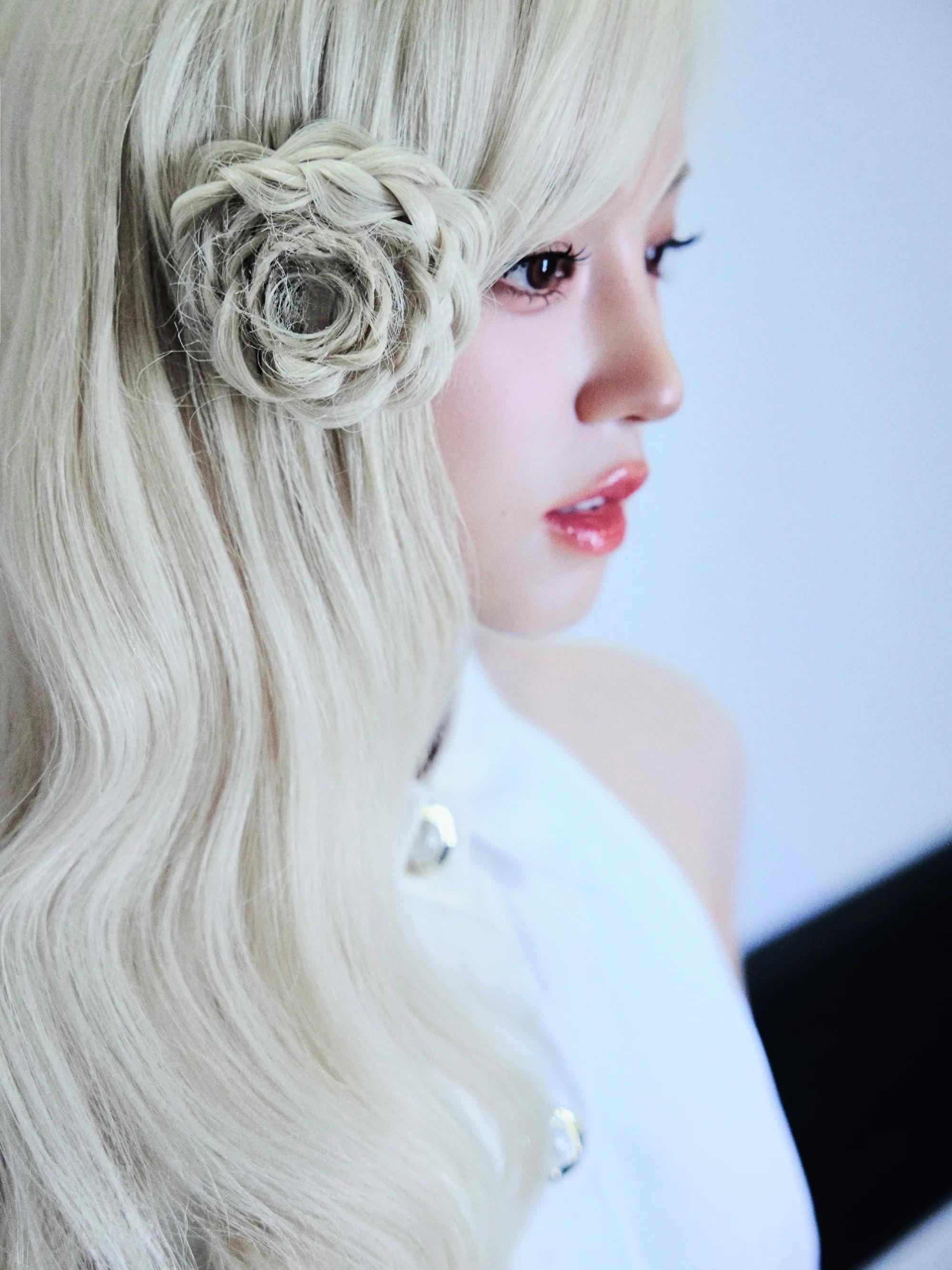 宋雨琦纯白连衣裙,头上带花的芭比娃娃