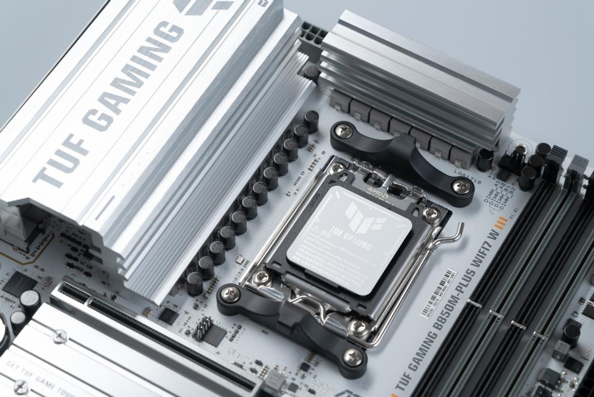 這塊主板顏值性能都能打，AMD銳龍和重炮手聯手組“雪地裝甲”