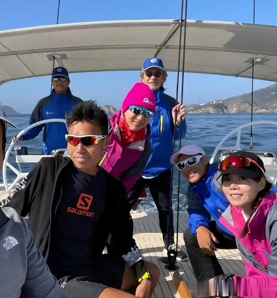 李嘉诚大儿媳王俪桥游艇出海照,身材宛如少女,闺蜜是大刘前女友