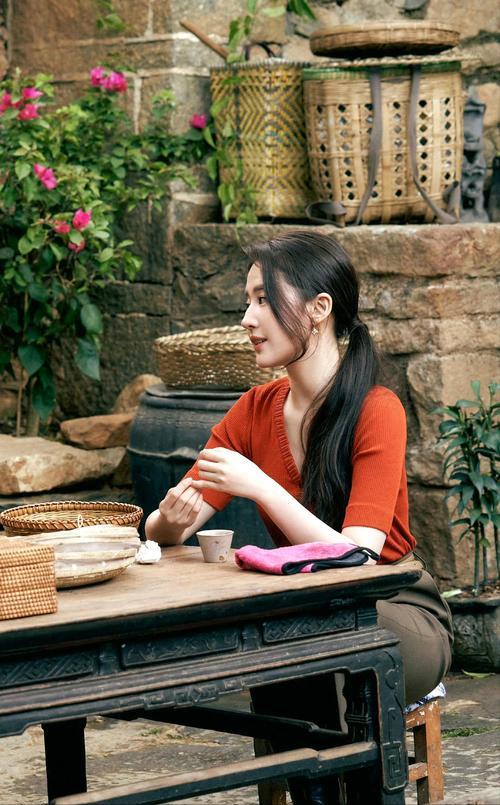 刘亦菲穿着清凉成都逛街!双腿粗壮胖到没脚踝,肥硕肚腩成大亮点