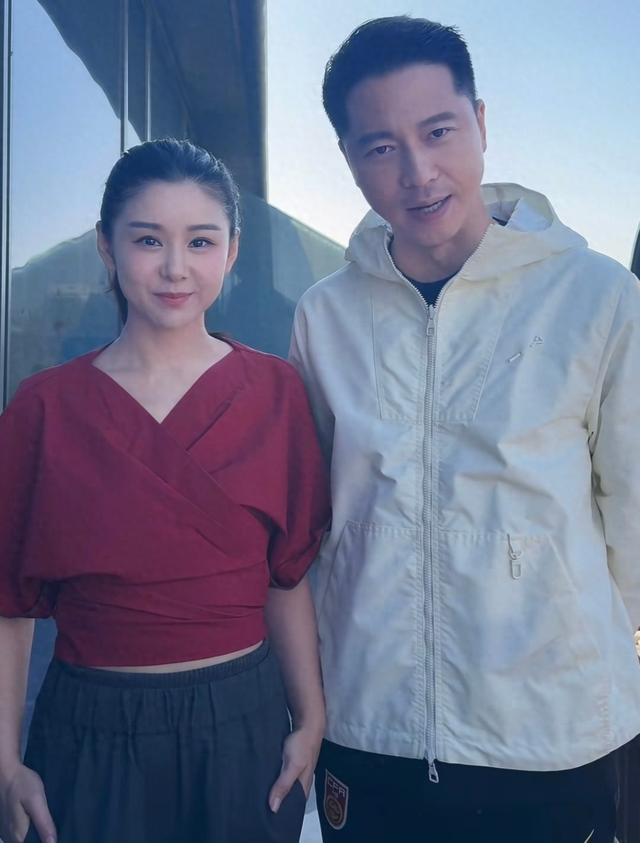 出道至今零绯闻从不接吻戏，结婚12年依然甜蜜，一家四口其乐融融