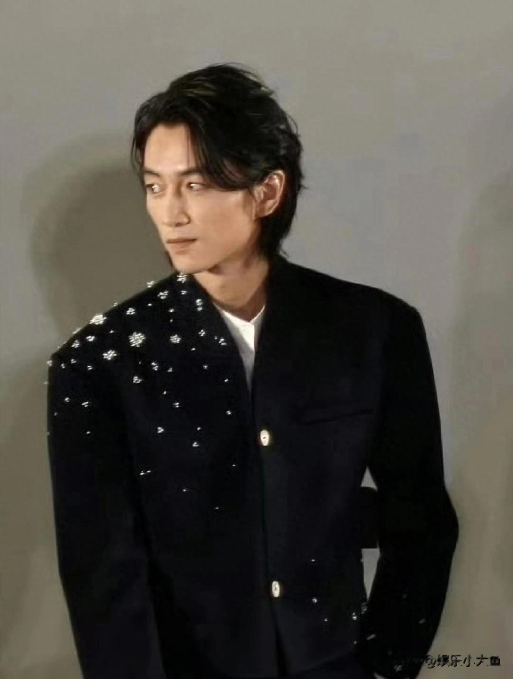 陈晓亮相电视剧《大生意人》看片会,瘦了好多,狼尾发型仍好帅