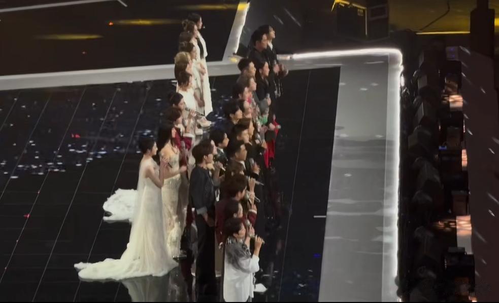 刘惜君走位风波升级!彩排正确站位曝光,直播抢人位置还翻白眼