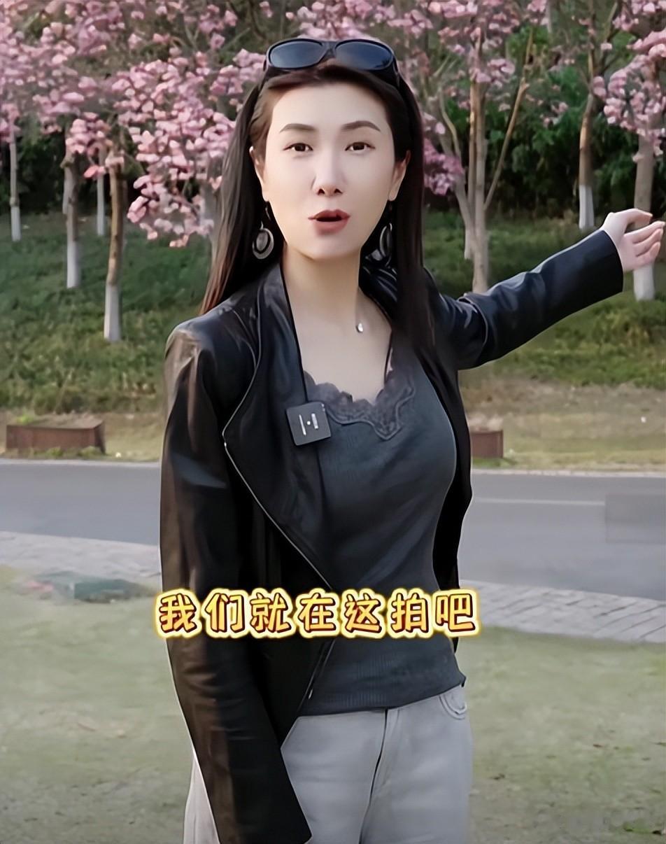 边潇潇现状:转行直播带货,44岁看着像24岁,11岁大女儿又高又美