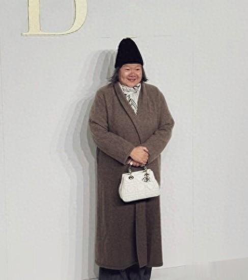 64岁洪晃红毯造型引全网争议,这身“土味”穿搭你敢看吗?