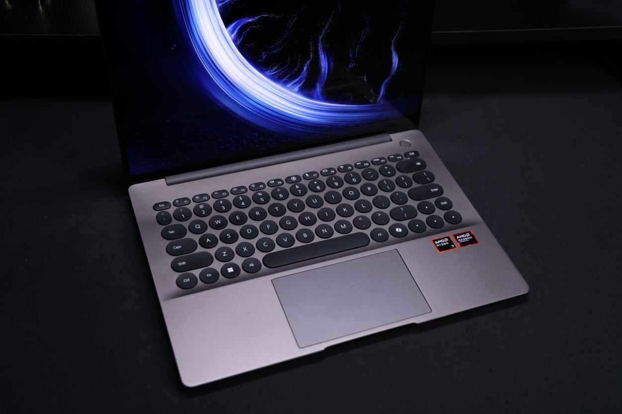 波點藝術鍵盤！去同質化設計的WIKO Hi MateBook 14評測