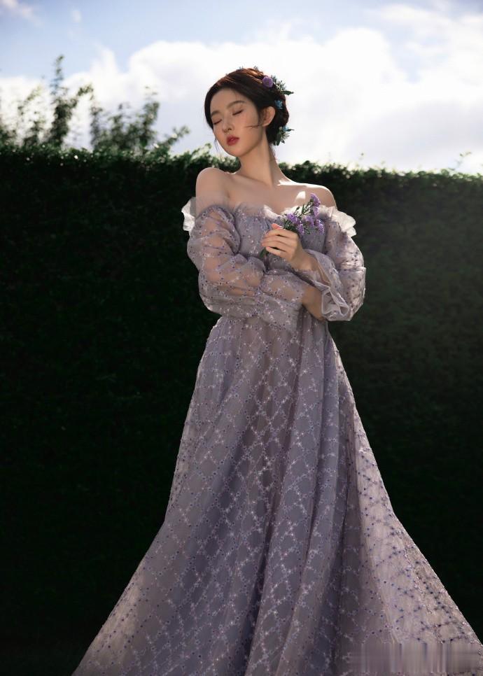 紫雾织就裙裾,花簇别在发梢,王玉雯从绿野的幽梦走出
