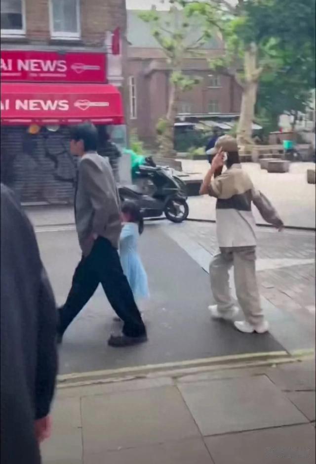 唐艺昕一家三口英国度假,背影照浪漫又幸福,女儿乖巧惹人爱