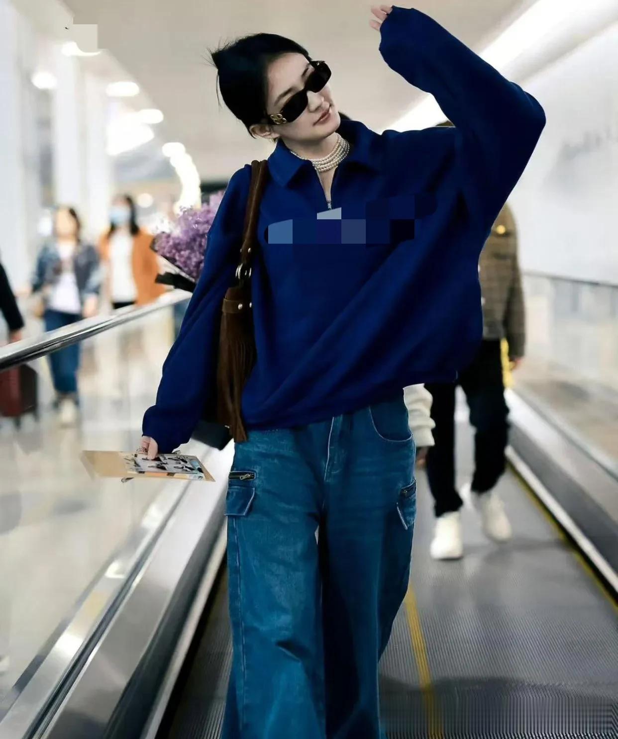 徐璐机场私服真时髦!穿半拉链卫衣+阔腿裤,休闲随性又减龄!