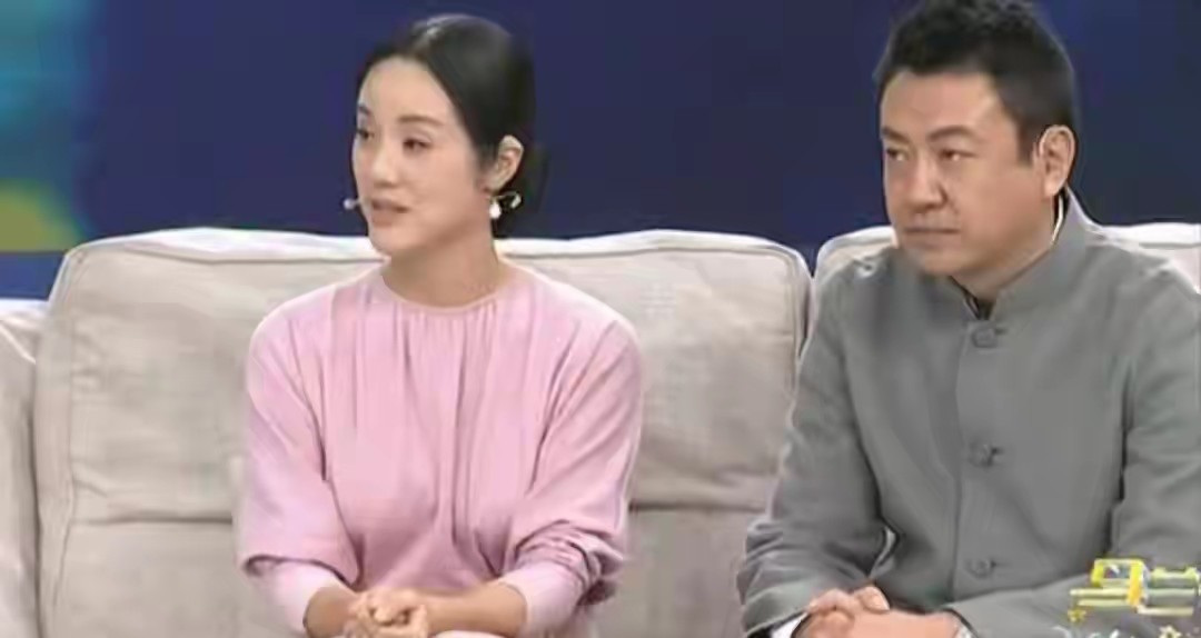 她是著名歌唱家，丈夫曾是央视主持，47岁儿女双全担任企业高管