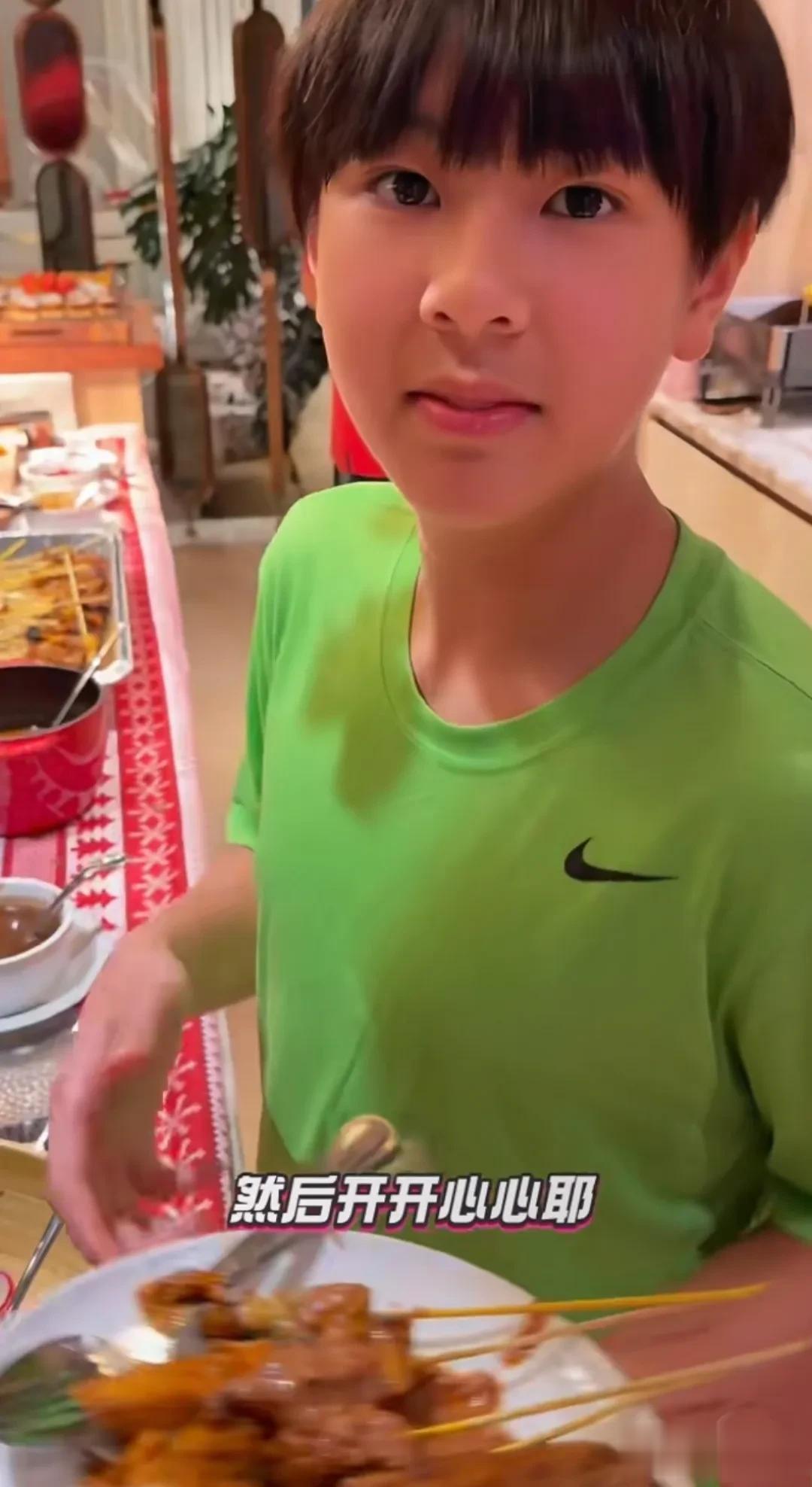 吴尊带家人回文莱跨年，豪宅好气派，本人大秀八块腹肌的好身材